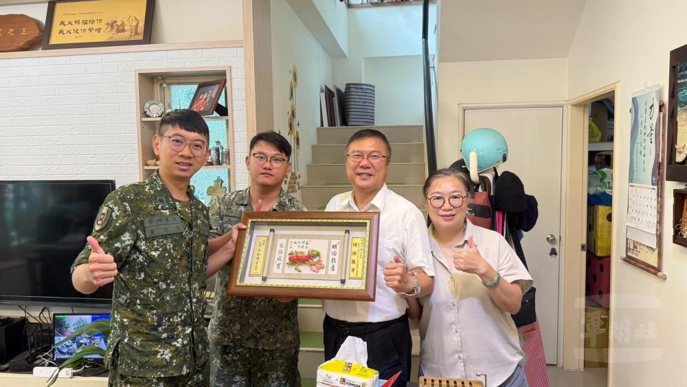 營輔導長黃少校頒贈匾額致賀。(陸軍第101旅提供) 營輔導長黃少校頒贈匾額致賀。(陸軍第101旅提供)