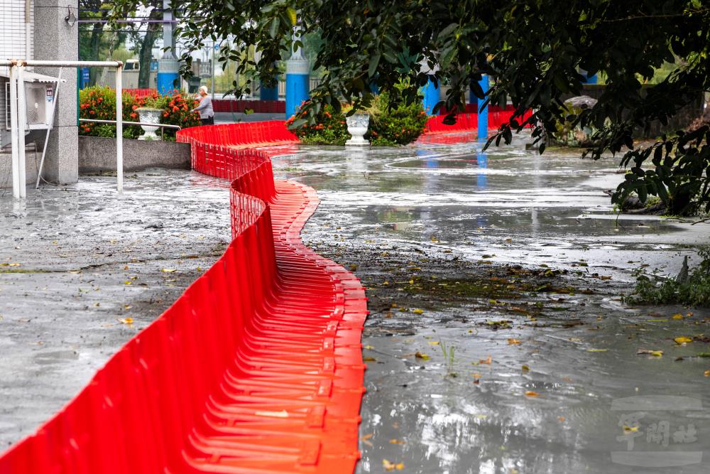 導流擋水板並列組裝、阻擋水勢。（軍聞社記者蔡枋澐攝）