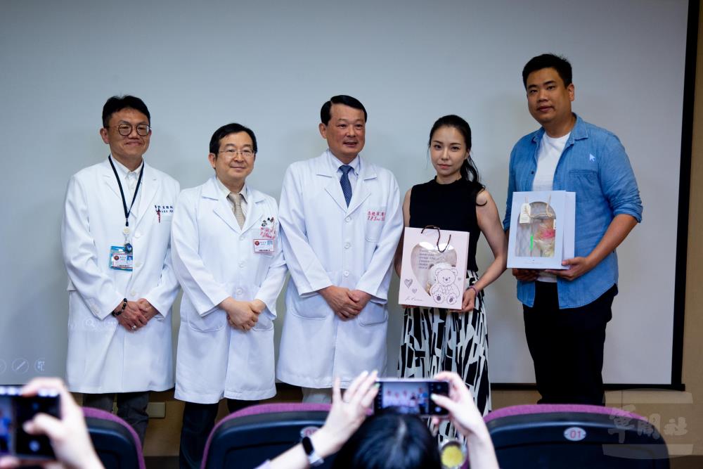 三總醫療團隊與林小姐夫婦合影。（軍聞社記者江騏安攝）