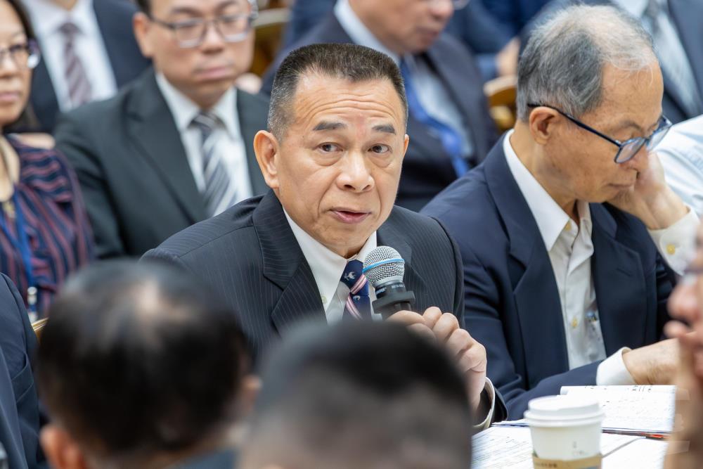 陸軍參謀長陳中將說明特別預算中的工程款項細節。（軍聞社記者王進福攝）