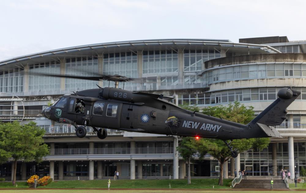 UH-60M黑鷹直升機準備落地。（軍聞社記者吳柏融攝）