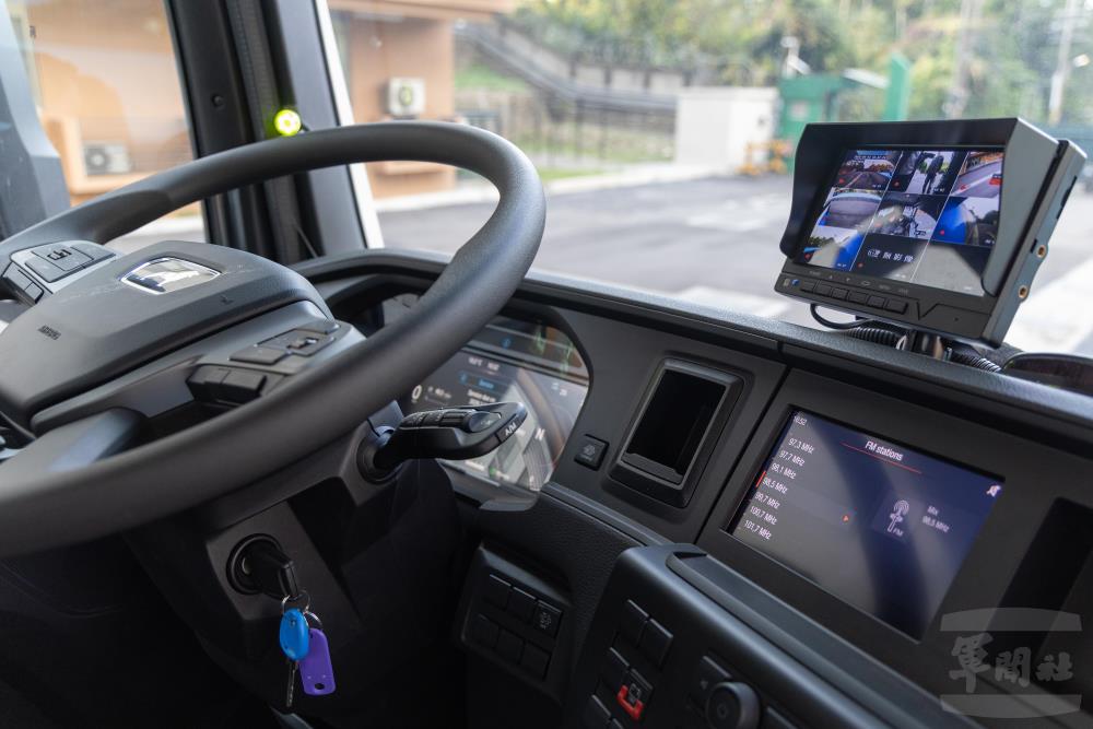 駕駛座加入了視野輔助及盲點偵測功能。（軍聞社記者薛皓文攝）