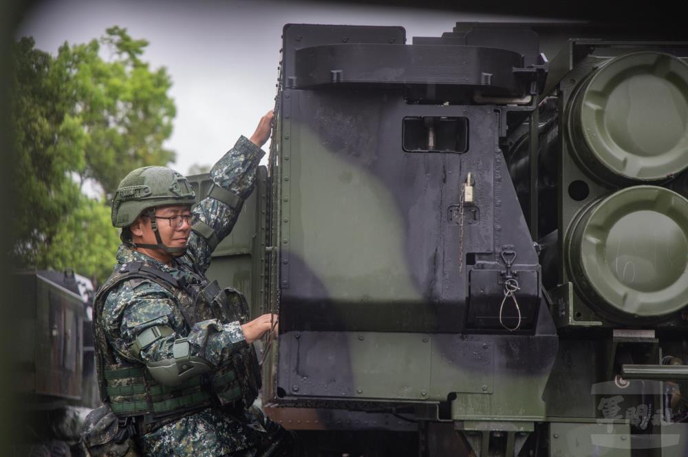 陸軍58砲官兵返營後立即進行車輛、裝具檢整。（軍聞社記者吳柏融攝）