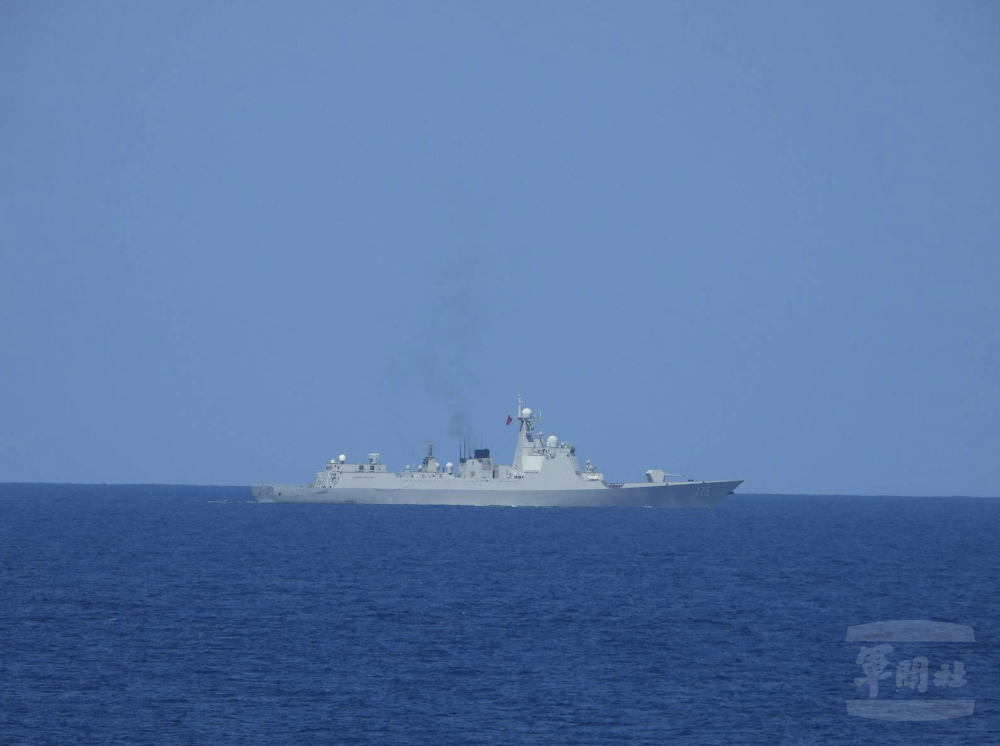 中共銀川艦（175）騷擾我西南海域，海軍蘇澳軍艦嚴密監控。（國防部提供）