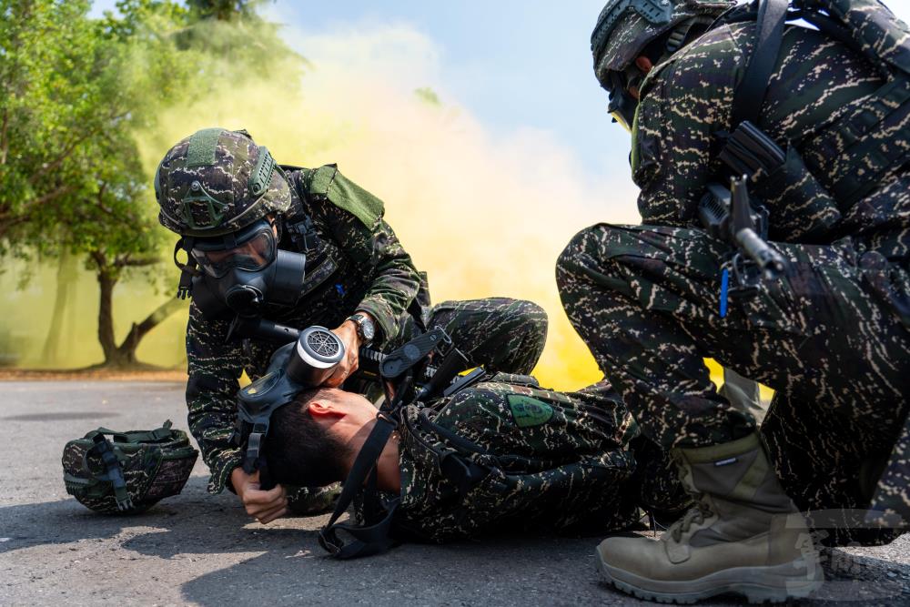 陸戰九九旅官兵進行「戰傷救護暨偵消固定班作業」。（軍聞社記者吳東昇攝）
