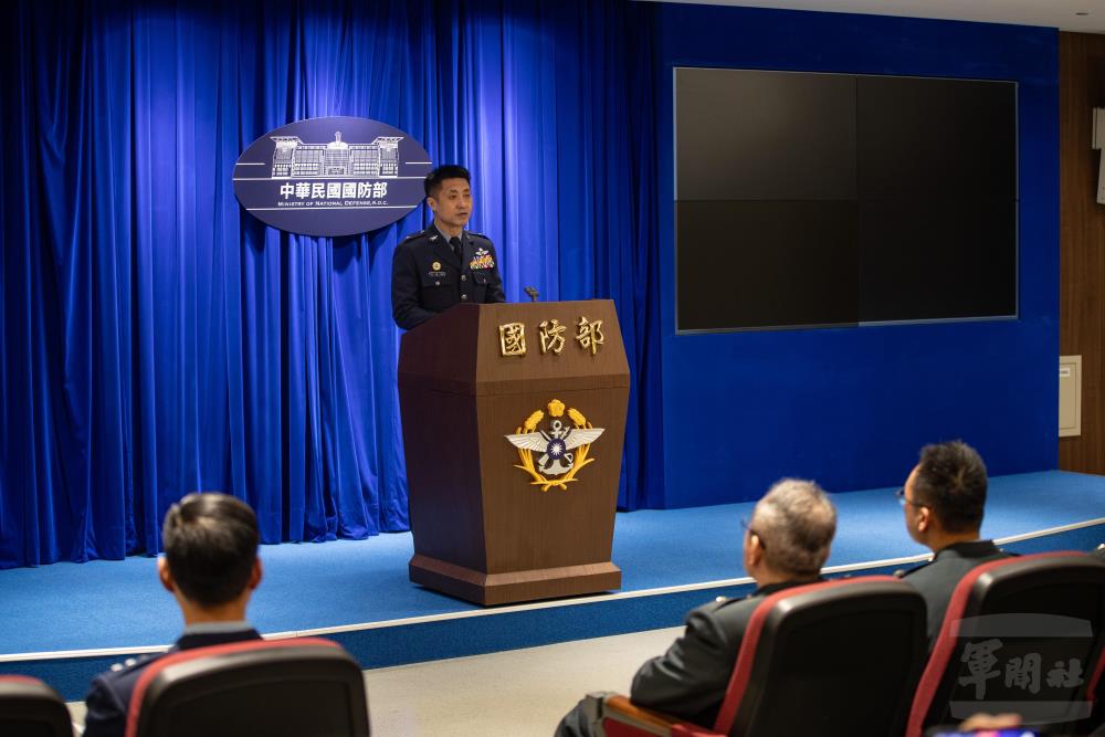 空軍司令部督察長江少將針對F-16V戰機黑盒子打撈進行說明。（軍聞社記者王茗生攝）