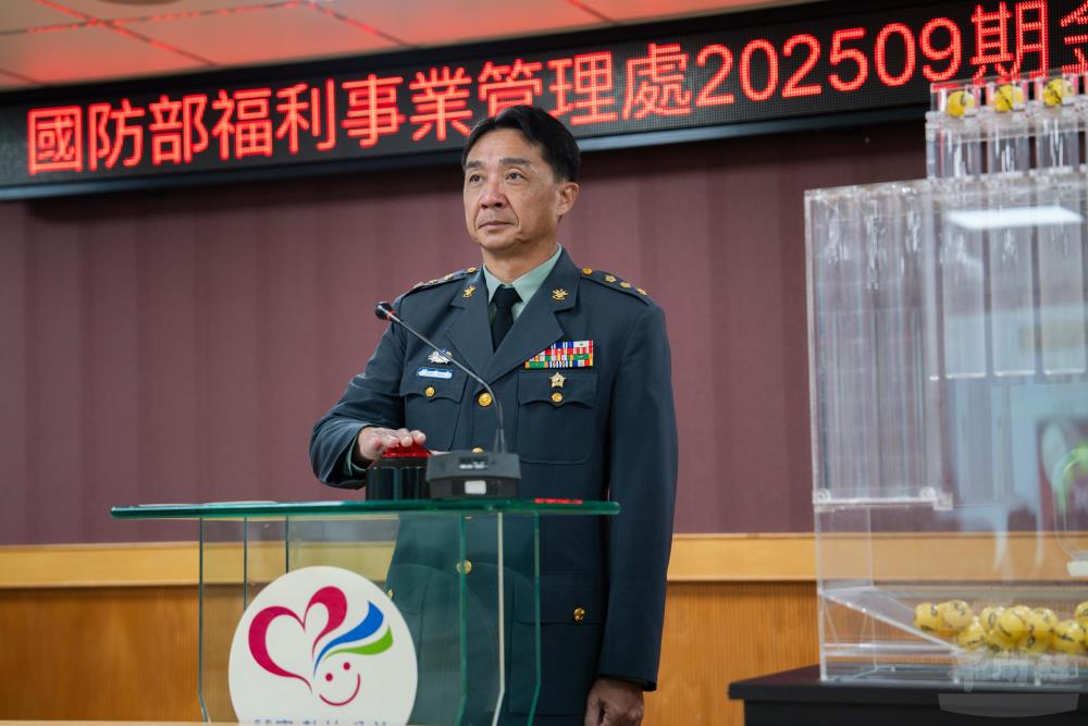 福利處處長蔡上校抽出幸運得主。（軍聞社記者李恬恬攝）
