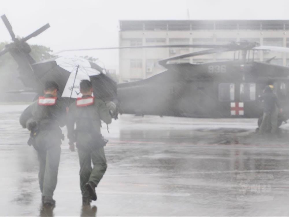 接獲通報後，空軍隨即派遣UH-60M直升機前往馳援。（空軍司令部提供）