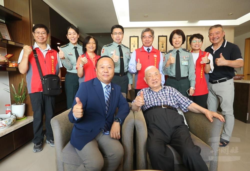 柏副部長與王德輝先進及其家人合影。（軍聞社記者侯凱議攝）