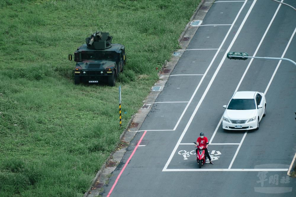 部隊待命機動出發，前往目標區域圍殲敵軍。（軍聞社記者林庭暉攝）
