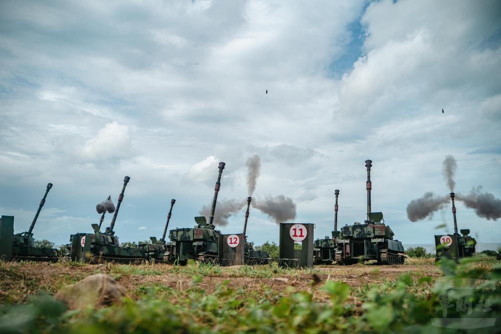 M109A2自走砲進行高射界射擊。（軍聞社記者林庭暉攝）