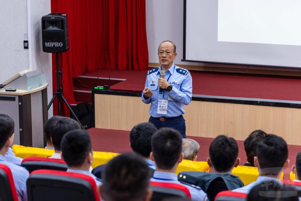 國防部總督察長盧中將主持「115年國軍飛航安全交流研討會」開幕式。（軍聞社記者蔡枋澐攝）