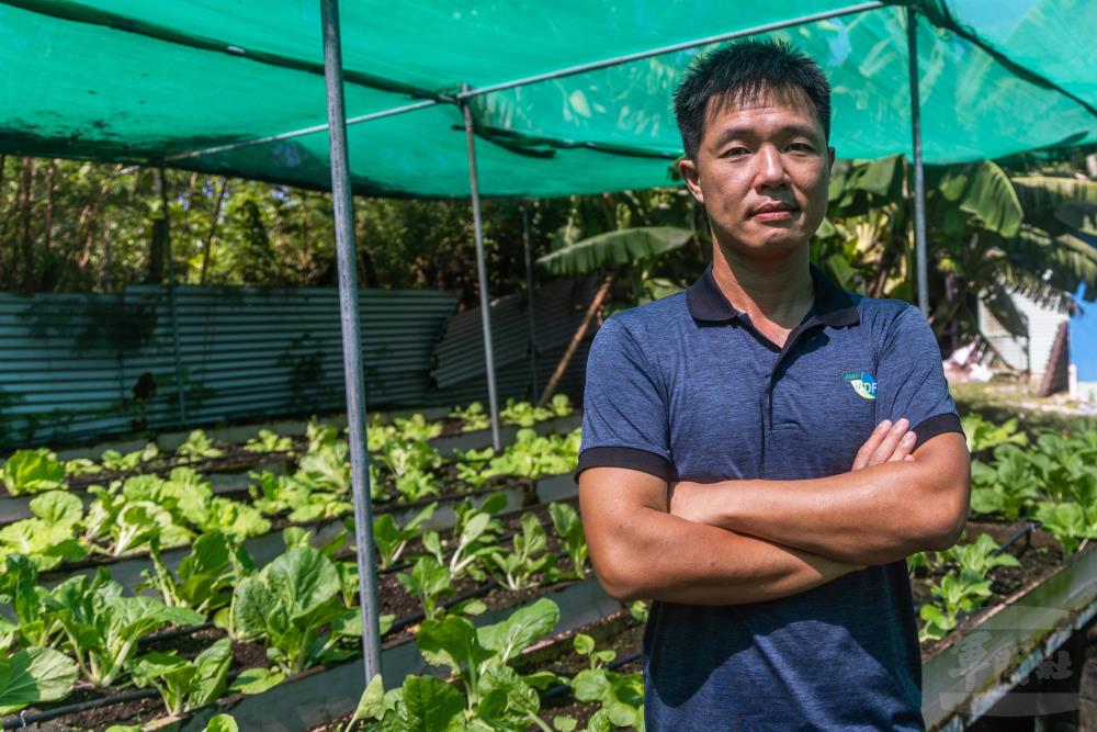 農技團團長郭勤建表示，看到當地居民以敬仰目光注視我國軍艦，心中湧現難以言喻的驕傲與感動。（軍聞社記者王茗生攝）