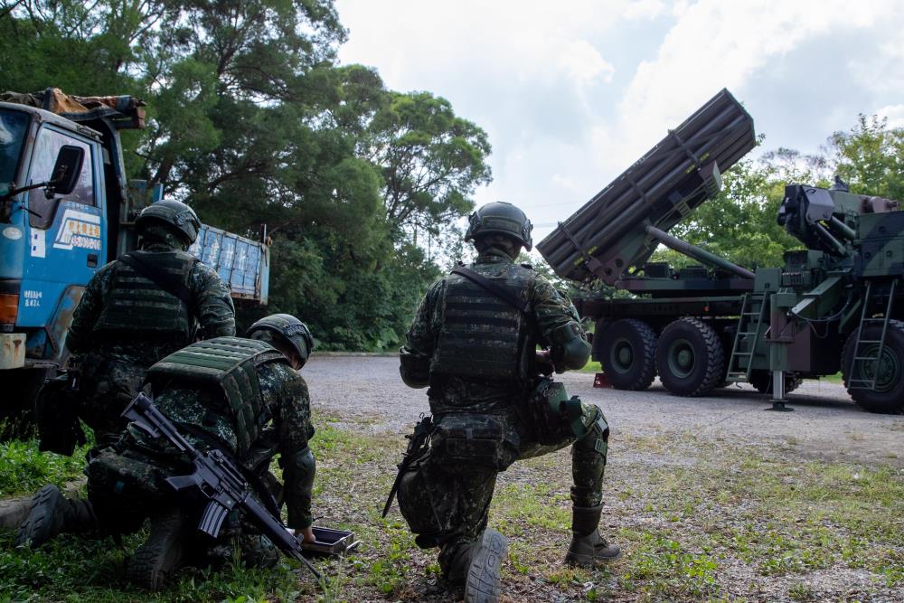 操演官兵進行雷霆2000多管火箭系統車外遙控發射演練。（軍聞社記者王進福攝）