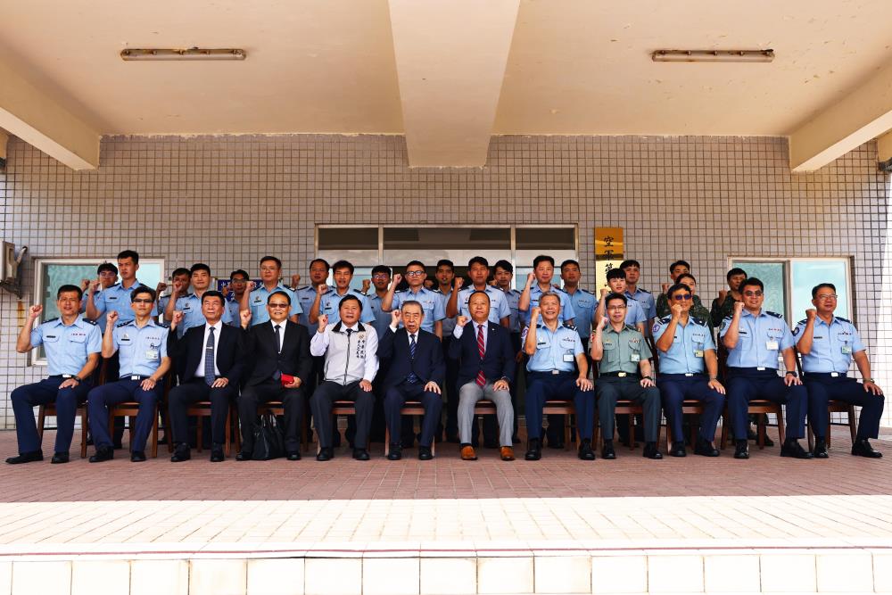 中華民國軍人之友社榮譽理事長李棟樑率敬軍團前往北部偏遠地區敬軍慰問。(青年日報記者劉宸瑋攝) 中華民國軍人之友社榮譽理事長李棟樑率敬軍團前往北部偏遠地區敬軍慰問。(青年日報記者劉宸瑋攝)