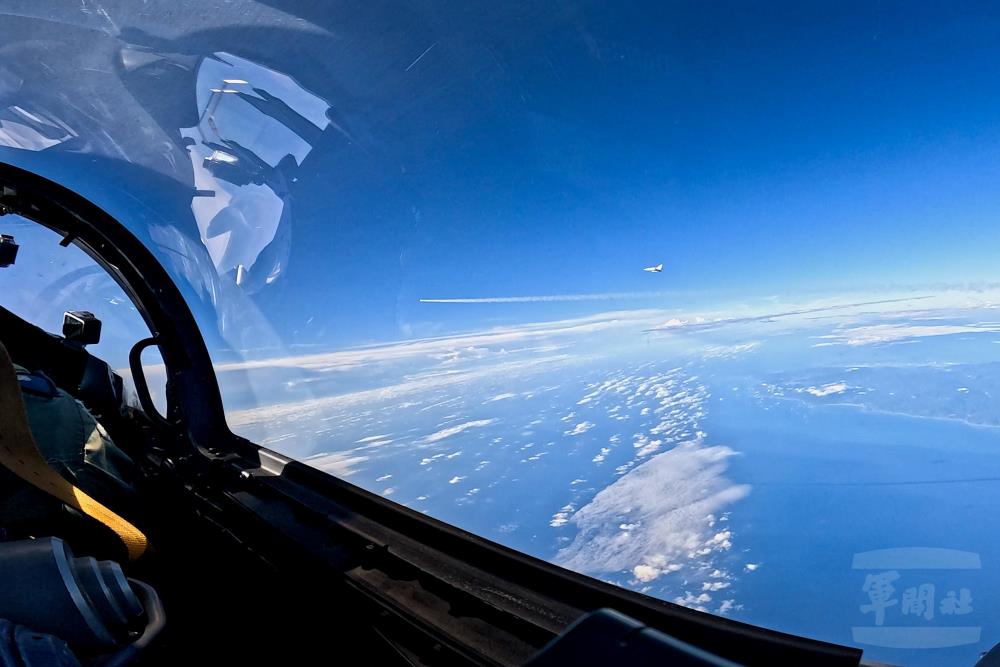 空軍幻象2000戰機射擊雲母飛彈。（軍聞社記者呂尚俞攝）