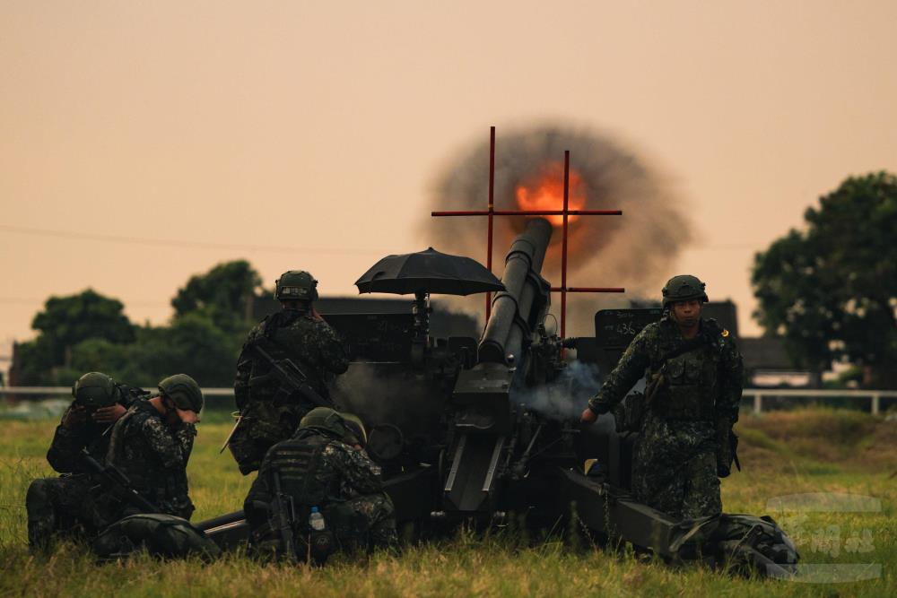 陸軍43砲指部砲2營實施夜間實彈射擊訓練,展現砲兵部隊全天候作戰效能。(青年日報提供) 陸軍43砲指部砲2營實施夜間實彈射擊訓練,展現砲兵部隊全天候作戰效能。(青年日報提供)