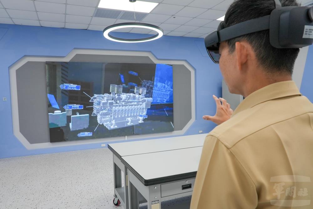 教官透過電子螢幕向學生展示引擎模型。（軍聞社記者江騏安攝）