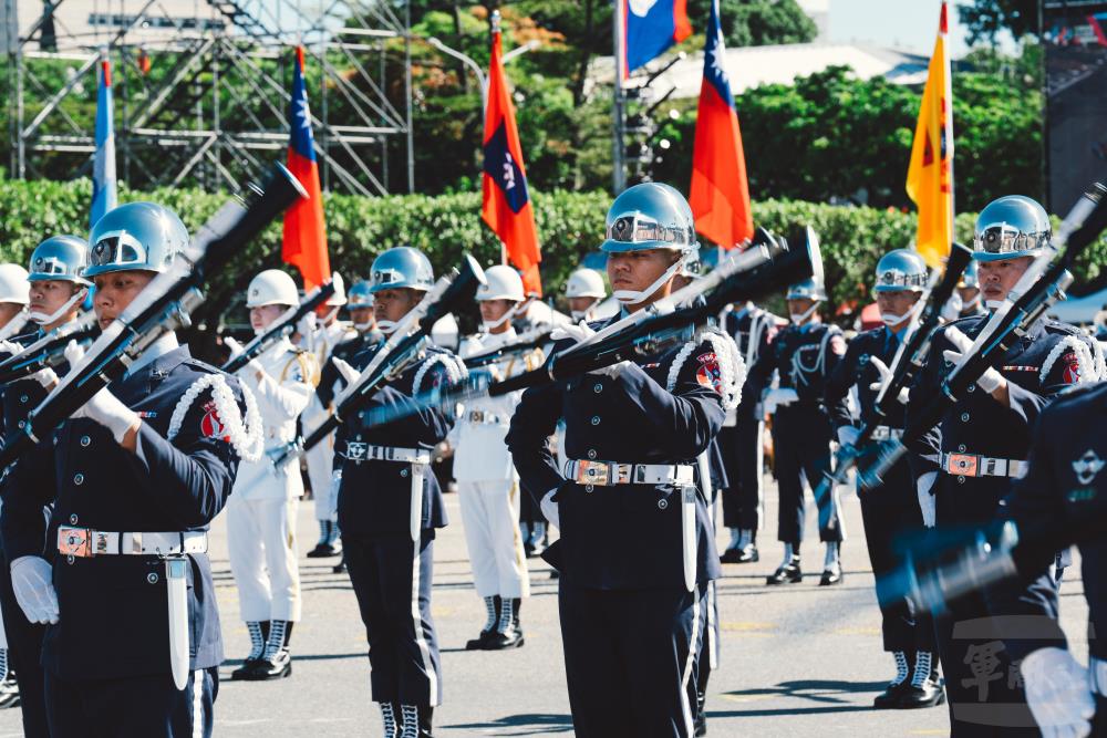 三軍儀隊官兵為國人帶來精湛的操槍技術。（軍聞社記者陳彥樺攝）