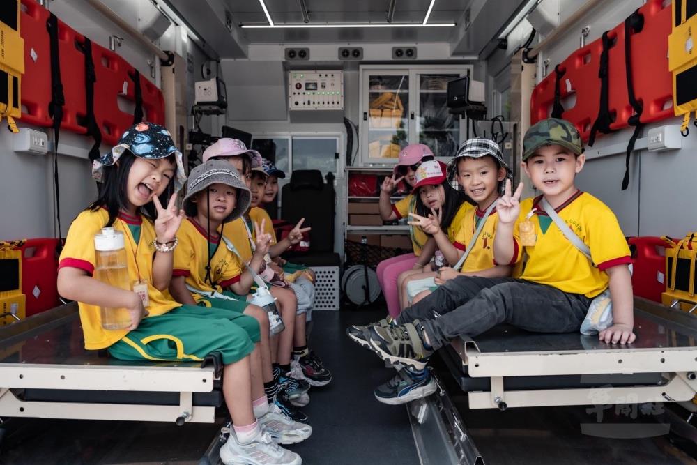 幼兒園學童體驗國軍現役裝備。（陸軍聯兵333旅提供）