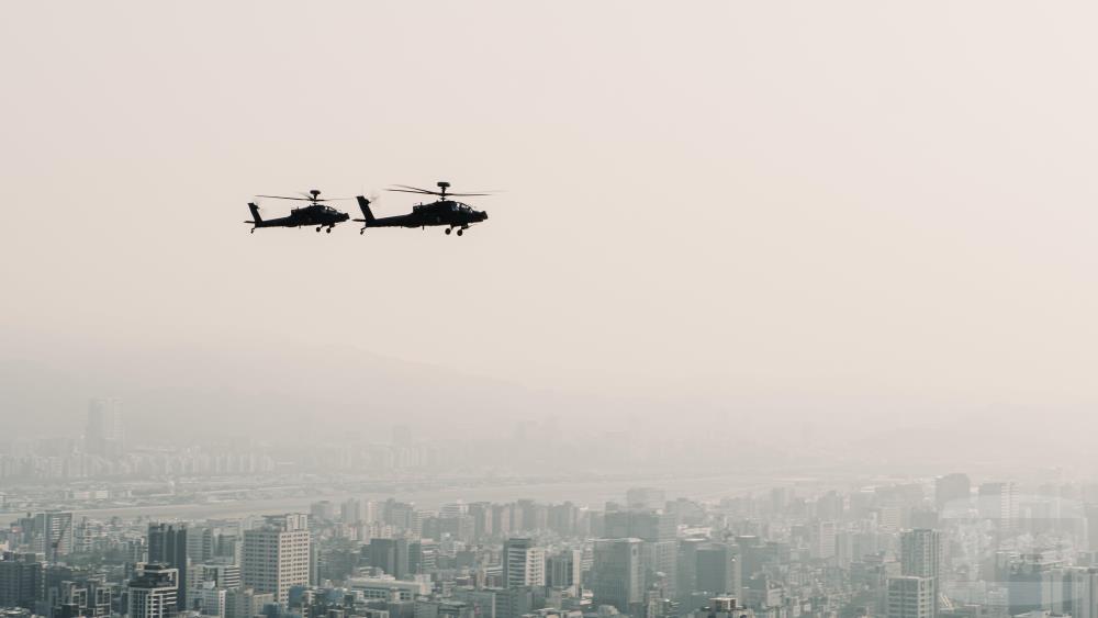 AH-64E通過臺北上空。（軍聞社記者陳軍均攝）