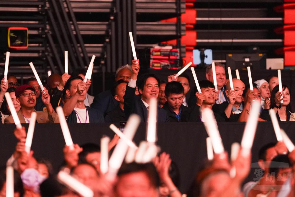 賴總統出席音樂會，與現場民眾共襄盛舉。（中華文化總會提供）