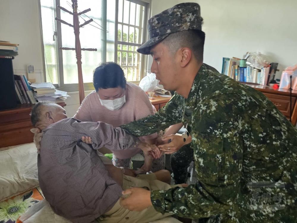 八軍團官兵即時援助鄰里　展現愛民助民精神