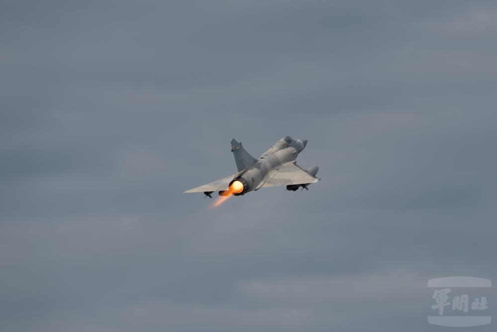 面對敵情威脅，空軍官兵嚴密監控我周邊空域。（軍聞社記者陳彥樺攝）