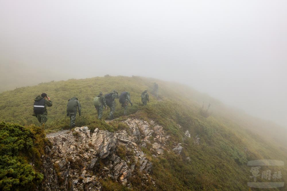 學員們頂著濃厚山霧與嚴寒風雨,在石門山北峰上展開傷患軌跡搜索行動。(青年日報提供) 學員們頂著濃厚山霧與嚴寒風雨,在石門山北峰上展開傷患軌跡搜索行動。(青年日報提供)