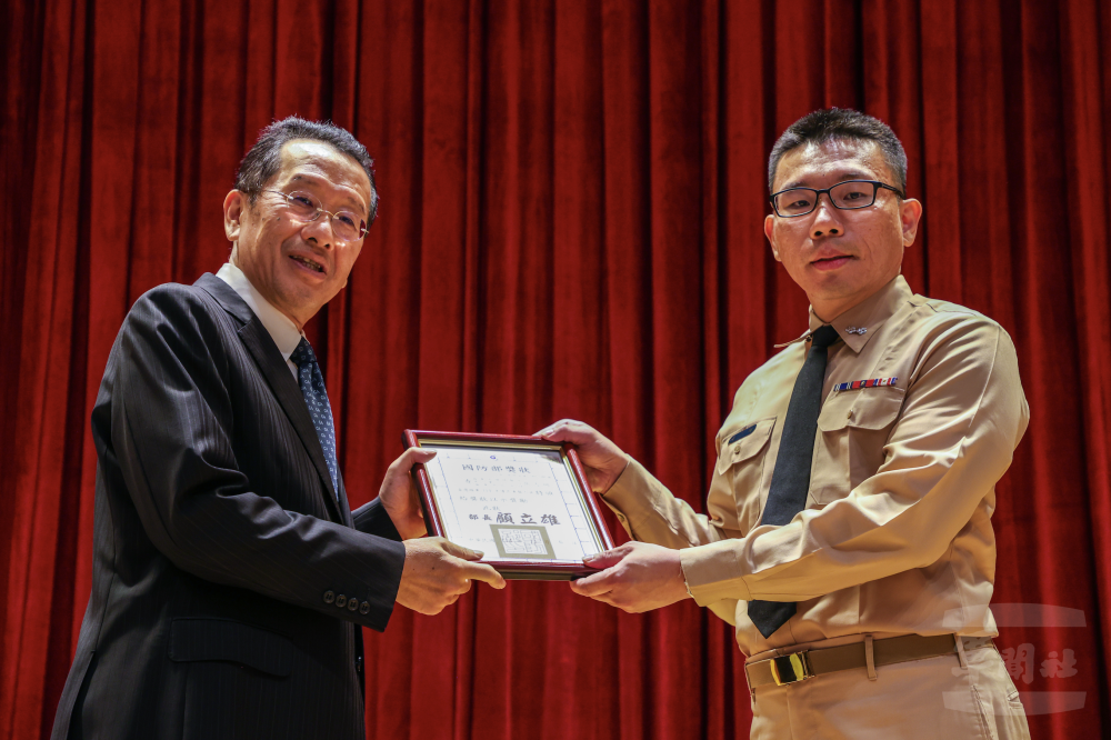 顧部長10日頒獎表揚優良軍醫人員。（青年日報提供）
