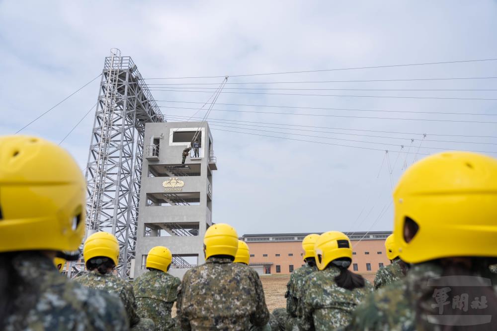 教官組進行跳塔訓練示範。（軍聞社記者林庭暉攝）