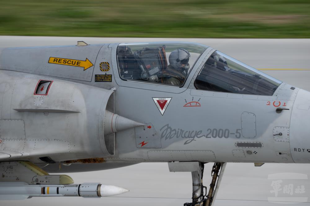 空軍官兵迅速前往目標區執行攔截監控任務。（軍聞社記者陳彥樺攝）