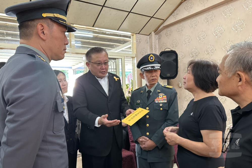 軍友保險公司台中處處長徐志偉代表董事長郭建忠前往致意，表達軍友保險公司最誠摯的關懷。（軍友保險提供）