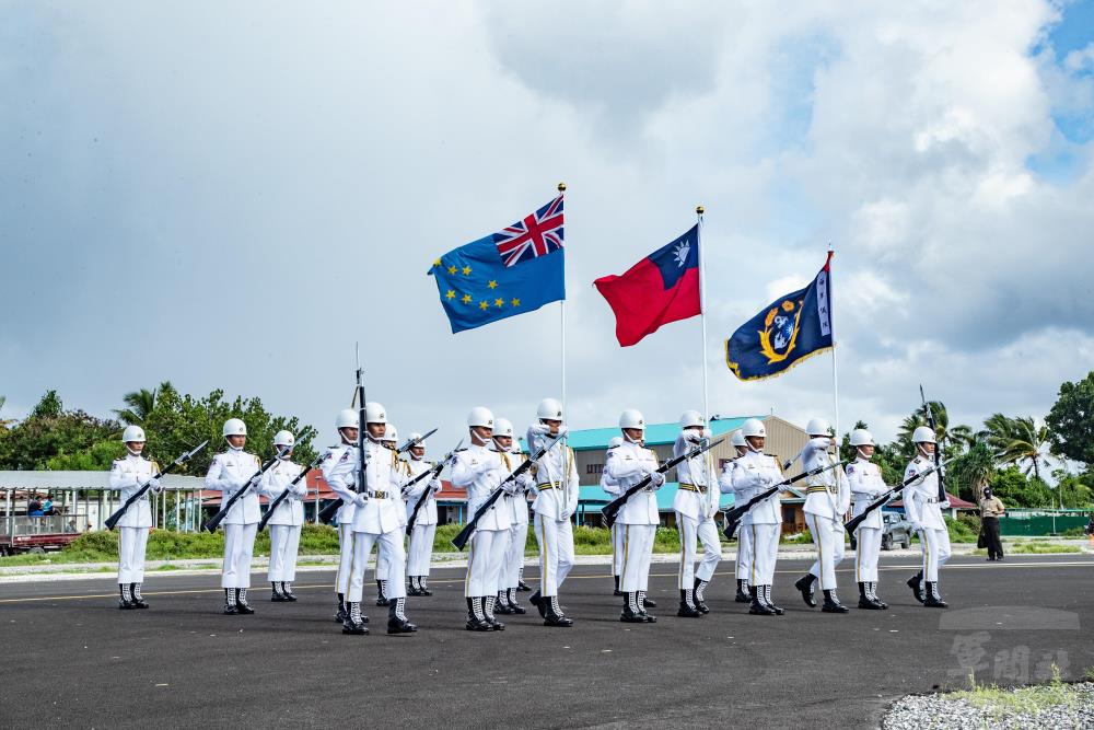 海軍樂儀隊官兵在富納富提國際機場跑道上進行操演。（軍聞社記者王茗生攝）