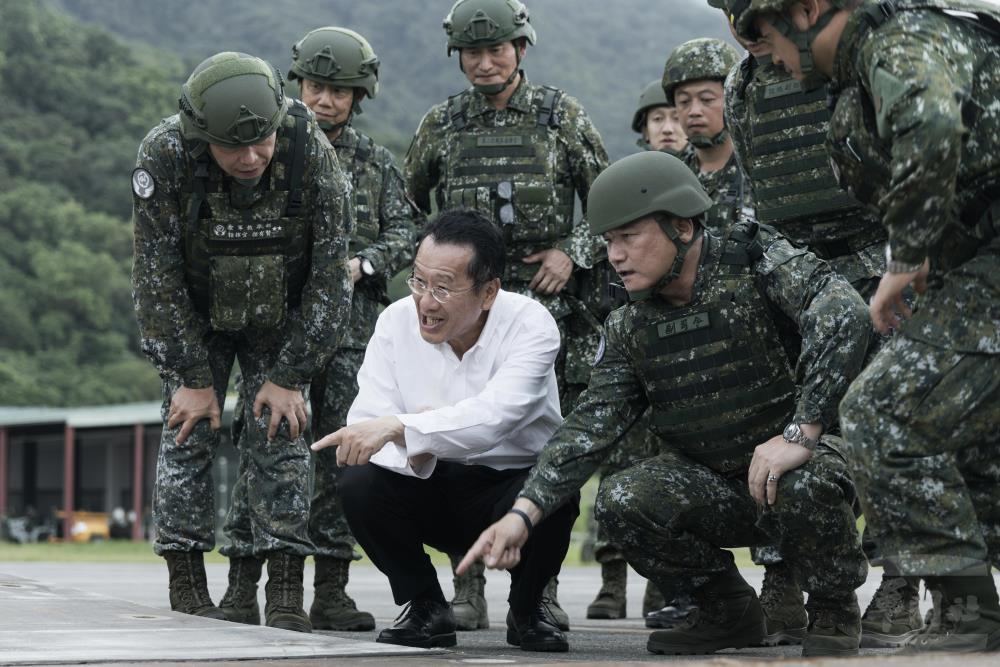 顧部長視導空軍操演　慰勉官兵戰訓辛勞 