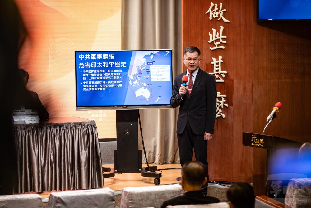 國防部戰規司長黃中將於記者會中說明。（軍聞社記者王茗生攝）