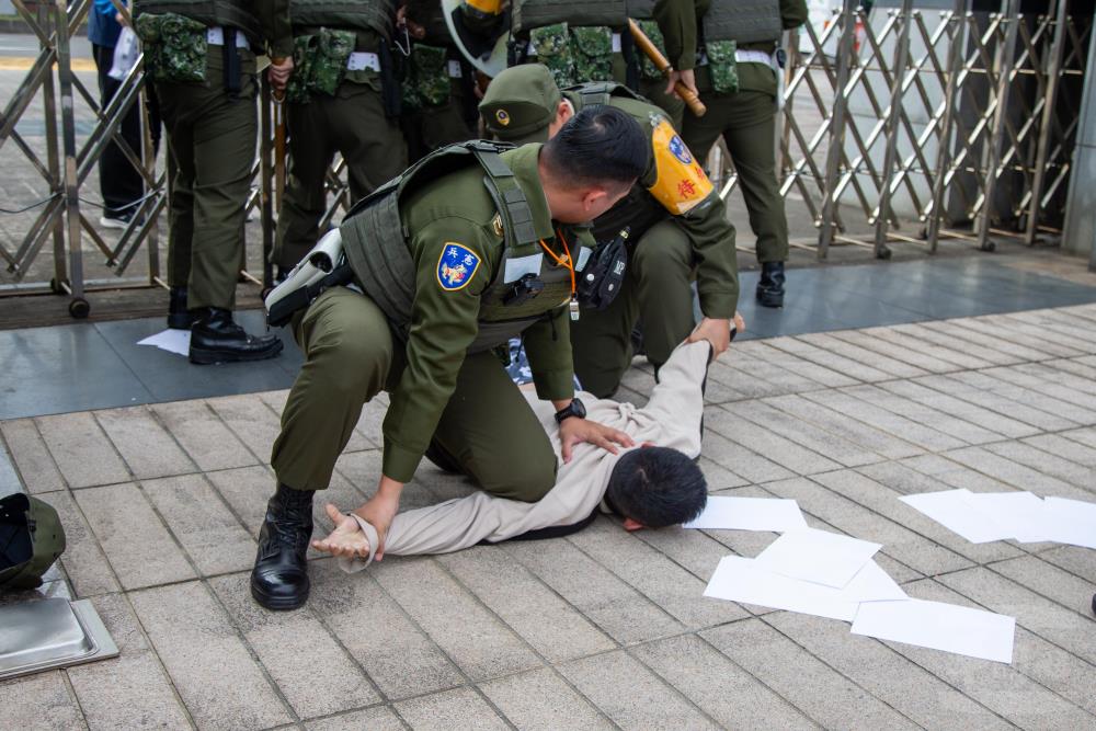 博愛營區營安演練，模擬壓制持刀民眾。（軍聞社記者江騏安攝）