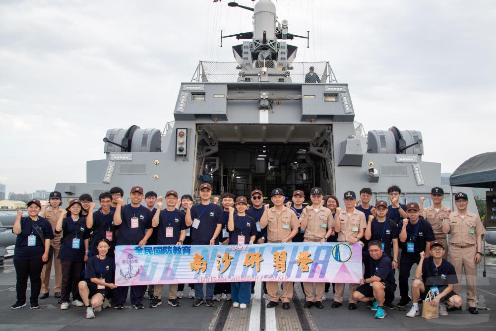 海軍艦指部指揮官邱中將與參研師生合影。（軍聞社記者王進福攝）