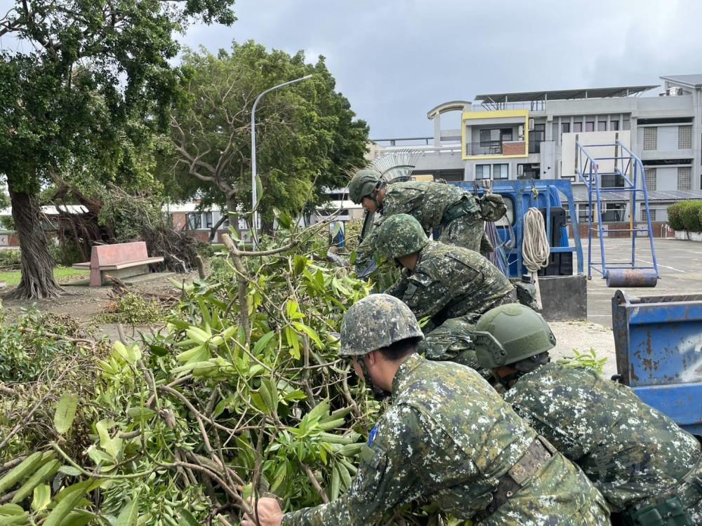 第四作戰區官兵攜手協力，幫助地方居民儘早回復正常生活。（第四作戰區提供）