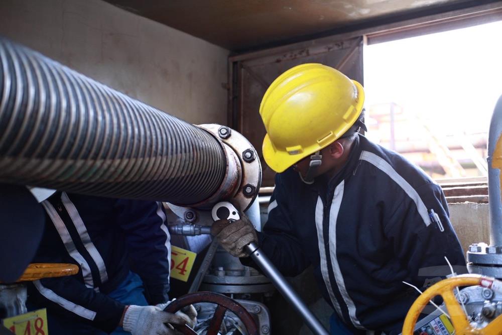 左營油料分庫官兵遵守安全規範，確保作業安全。（四支部提供）