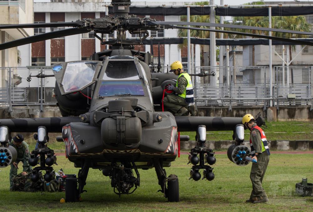 地勤人員實施武器裝掛。（軍聞社記者吳柏融攝）