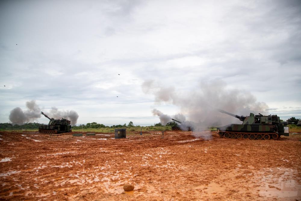 多門M109A2自走砲實施效力射。（軍聞社記者王進福攝）