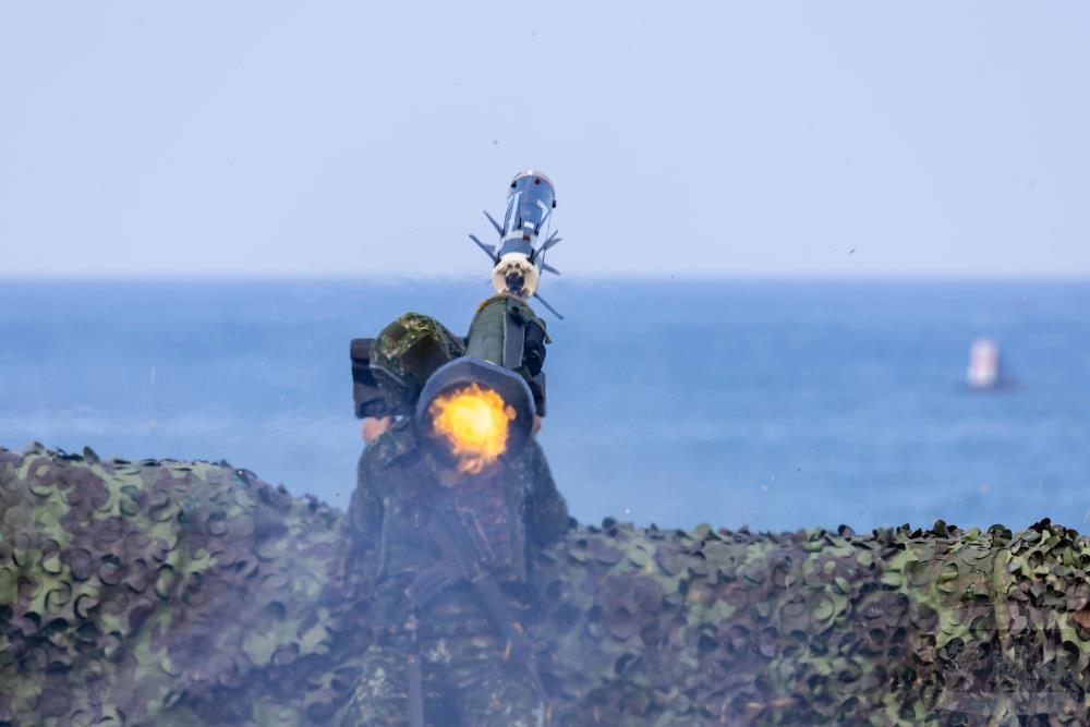 官兵迅速完成目標獲得，實施射擊。（軍聞社記者蔡枋澐攝）