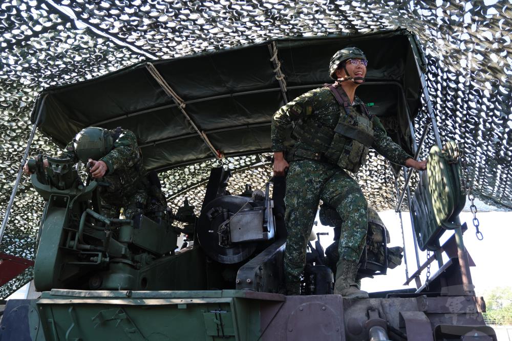 43砲指部官兵進行M110自走砲聯合操作演練。（軍聞社記者林澤廷攝）