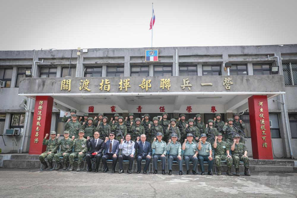 李榮譽理事長率敬軍團與官兵合影。（軍聞社記者周昇煒攝）