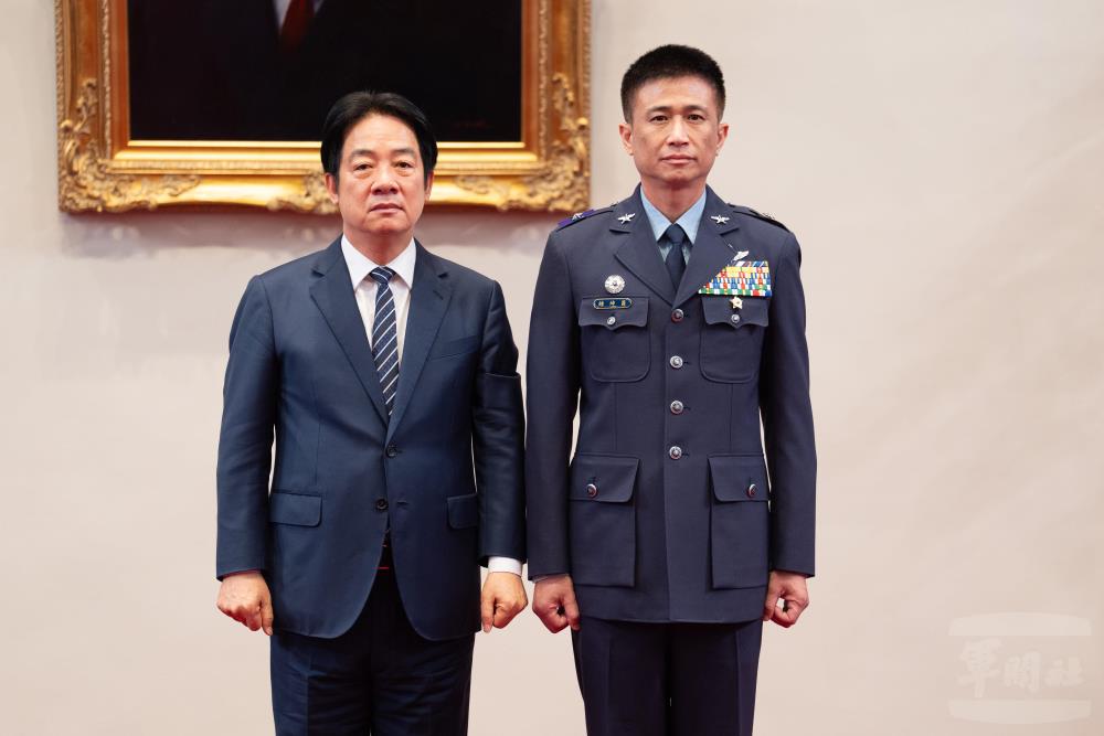 總統與鍾坤昌少將合影。（軍聞社記者呂尚俞攝）