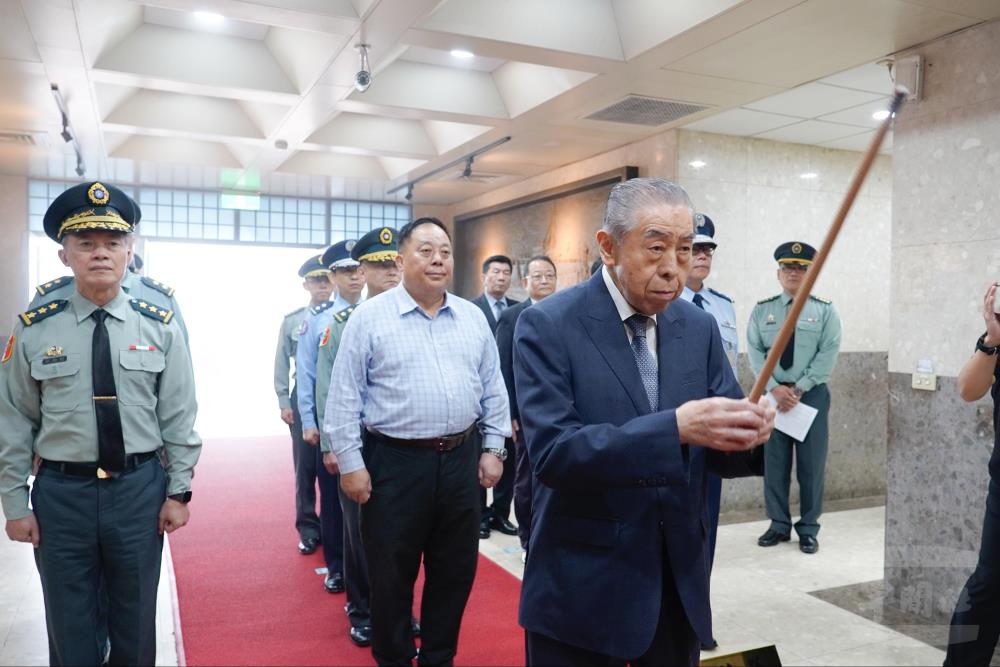 李棟樑秋節慰問五指山　感謝官兵守護先賢英靈