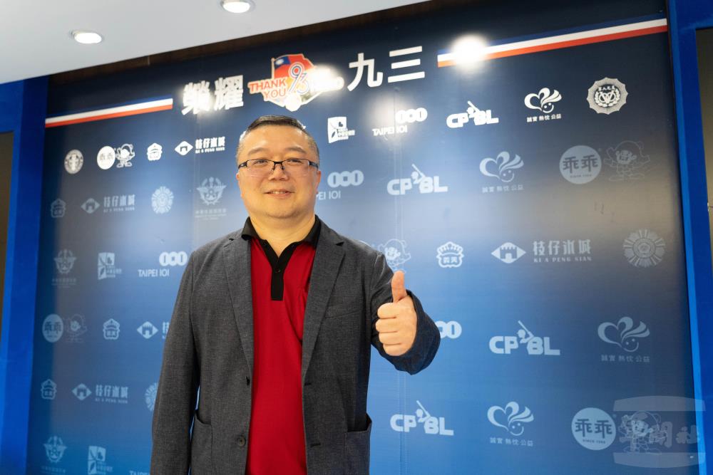 枝仔冰城總經理陳佑昌分享冰棒包裝設計理念。（軍聞社記者呂尚俞攝）
