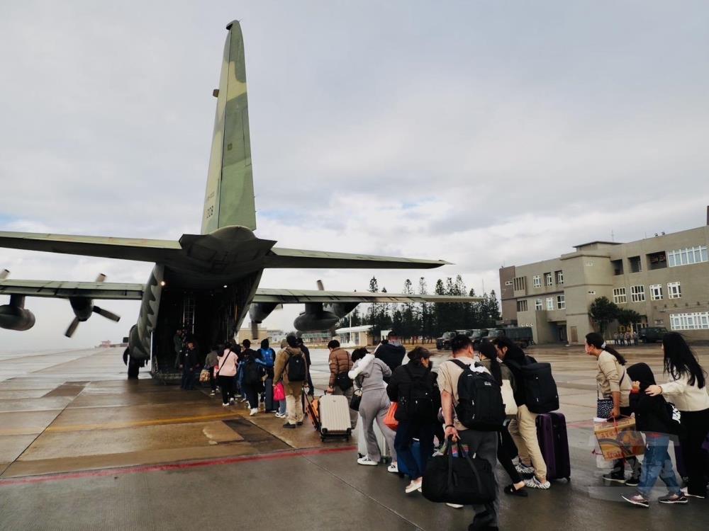 空軍第六聯隊派遣C-130運輸機協助民眾返回高雄。（空軍第六聯隊提供）