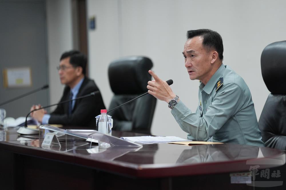 楊常次期望整合國內廠商能量，以完善國防工業動員體系供應鏈。（軍聞社記者陳彥樺攝）